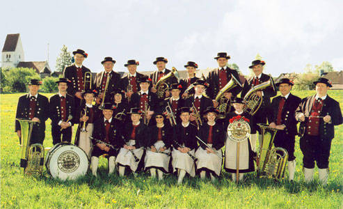 Die komplette Mannschaft der Hechendorfer Blasmusik vor der Silhouette der Kirche