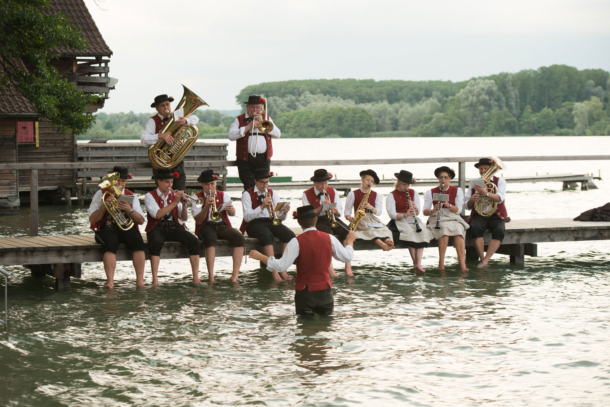 Hechendorfer Blasmusik spielt aufgereiht auf Steg am Pilsensee